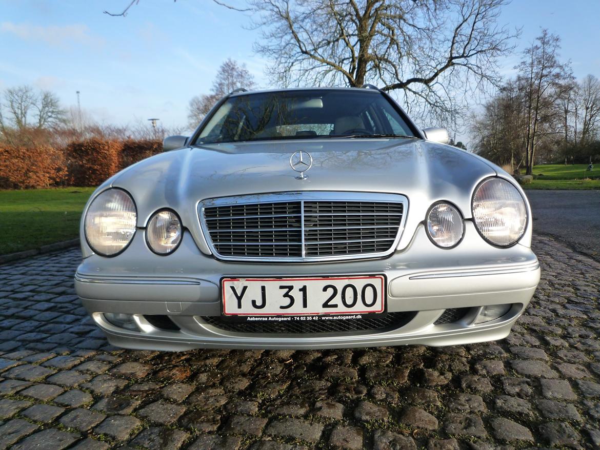 Mercedes Benz E 270 CDI Aut. Elegance stationcar. SOLGT. billede 2
