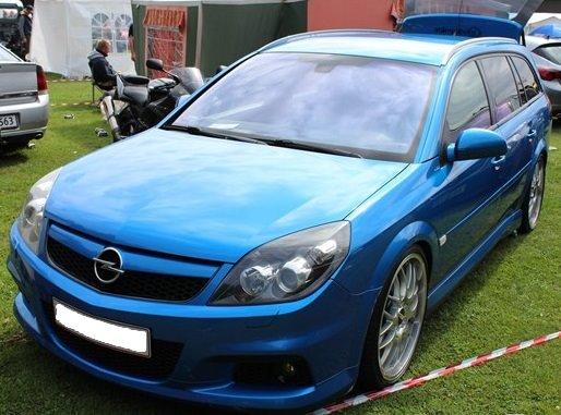 Opel Vectra C OPC Caravan - Her med blanksort folie på chrome lilsten ved frontgrill´en og chromen ved tågelygterne. billede 1