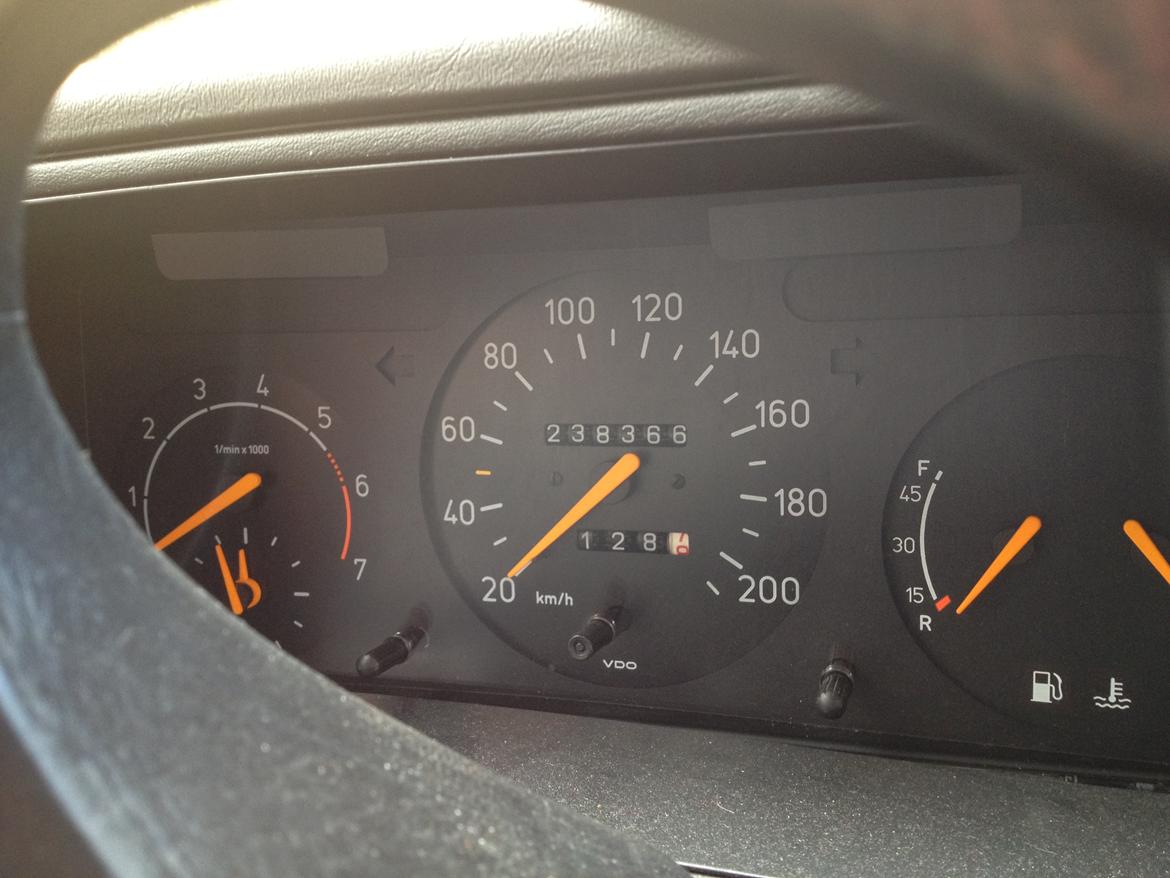 Saab 900i - Hvis eller bare skidtet ikke rustede, så kunne den snildt køre 500K mere! billede 16