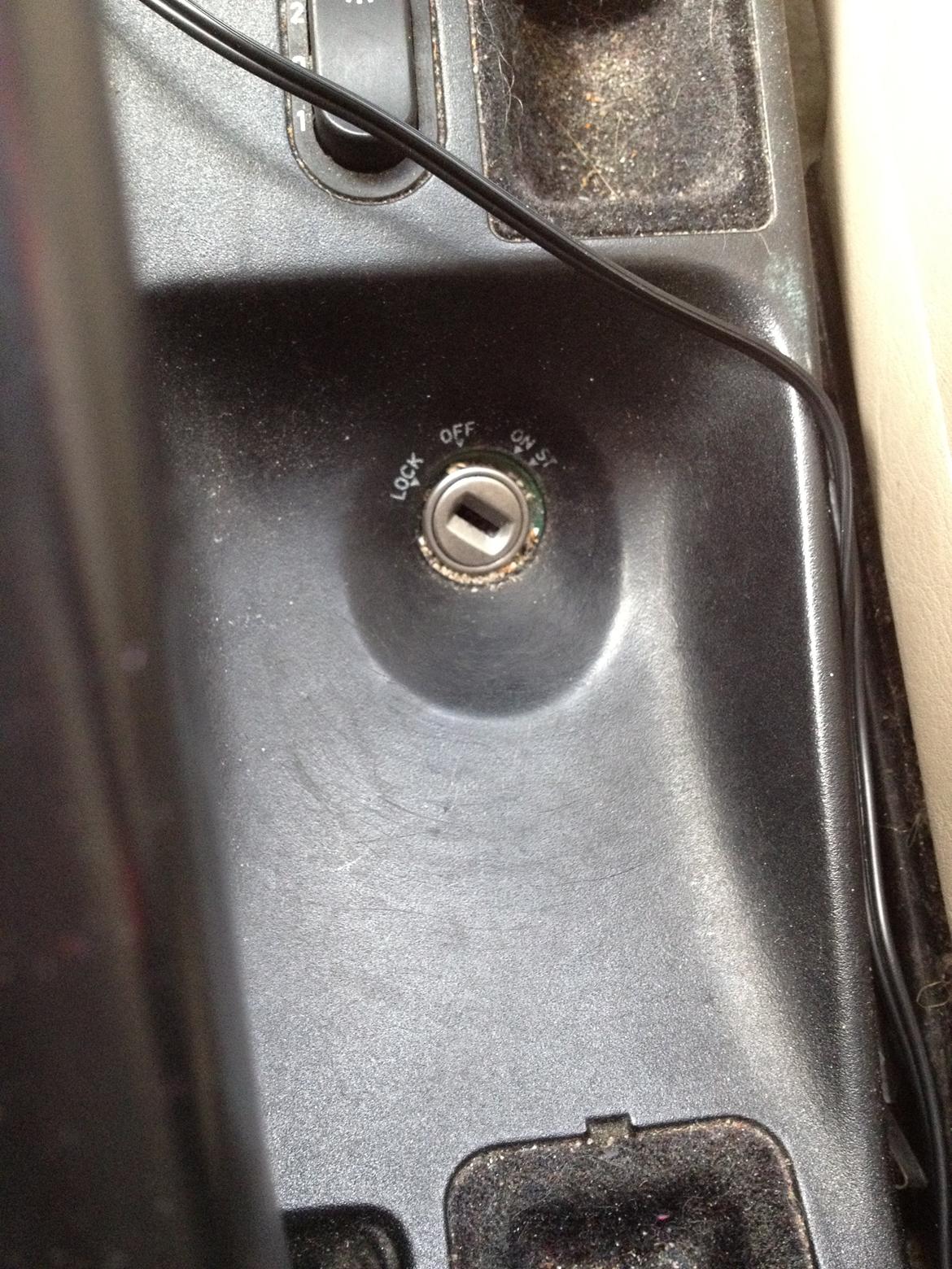 Saab 900i - sjov lille detalje: tændingslåsen sidder mellem de 2 forsæder - ikke ved rattet. Dette er en sikring, idet man også låser bilen til backgearet... billede 17