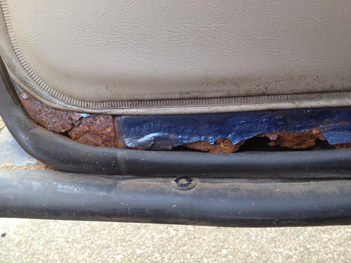 Saab 900i - klassisk saab 900-skade. Dørbunde ruster fordi vand samler sig i gummi-listen :-( billede 19