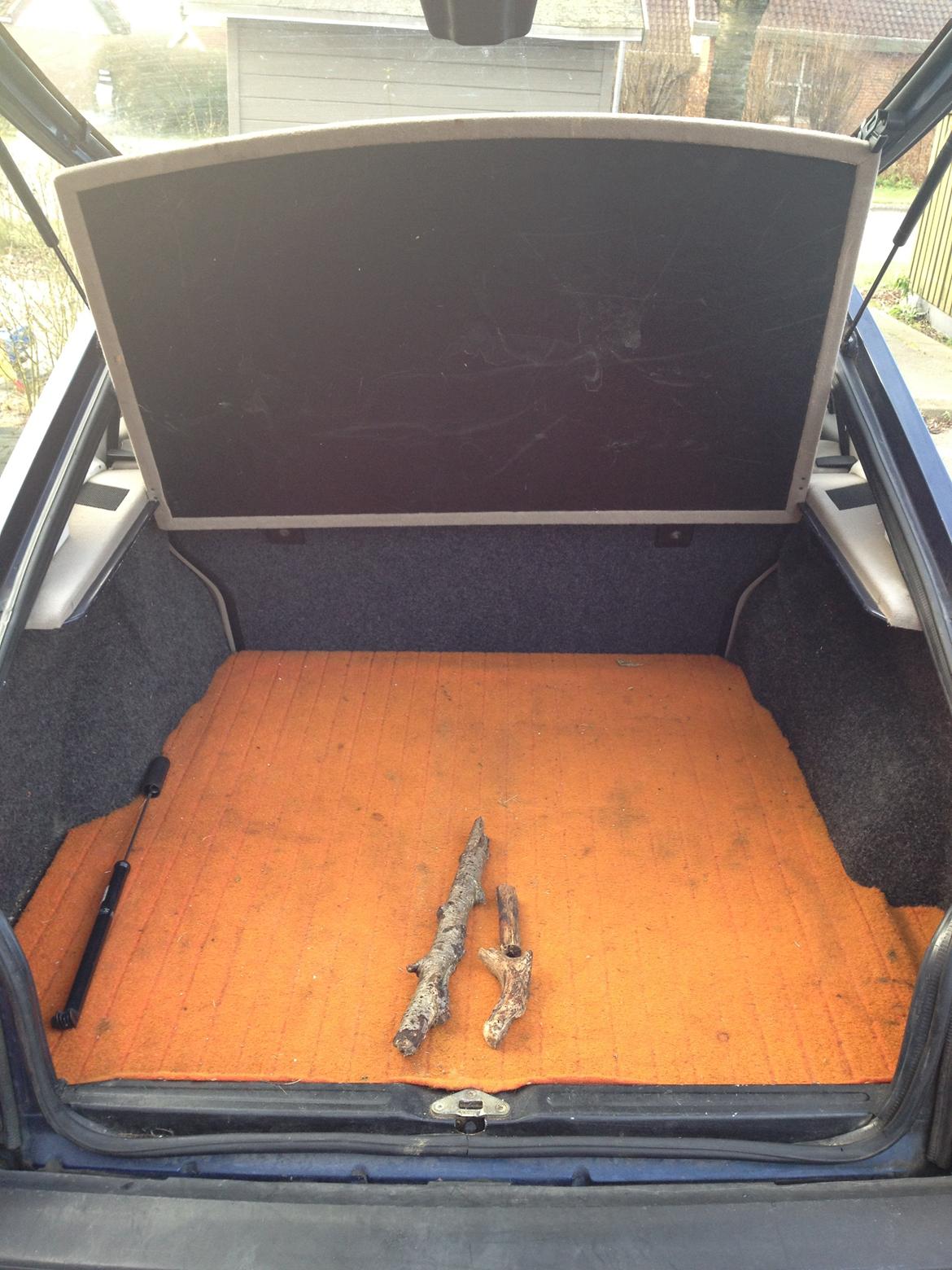 Saab 900i - Et episk bagagerum! Når sæderne ligger ned kan der være 10 flyttekasser bagi... billede 8