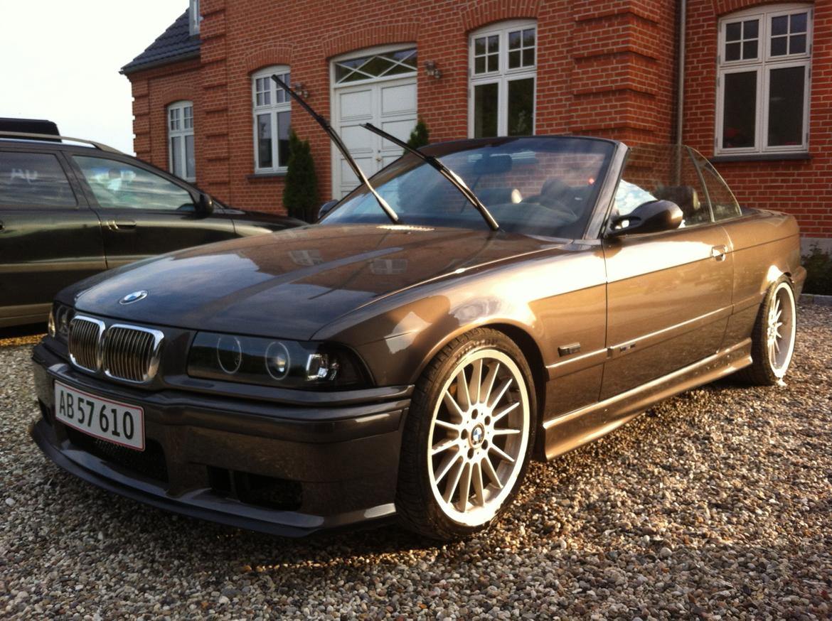 BMW e36 328i cabriolet - Bilens farve i solen - her kan man se kobberskæret. billede 12