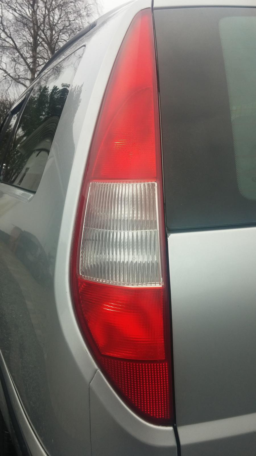 Ford Mondeo 2.5 V6 GIHA - Lys lavet om i baglygterne, så der både er lys i den nederste og øverste del af lygten. billede 15