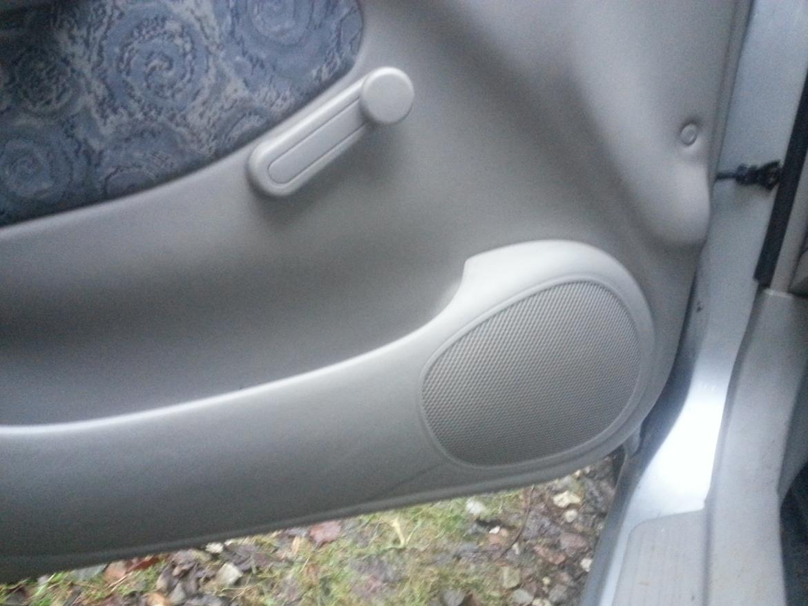 Toyota Corolla E11 - Der gemmer sig meget arbejde med at lave højtalerrammer inde bag den dørbeklædning billede 18