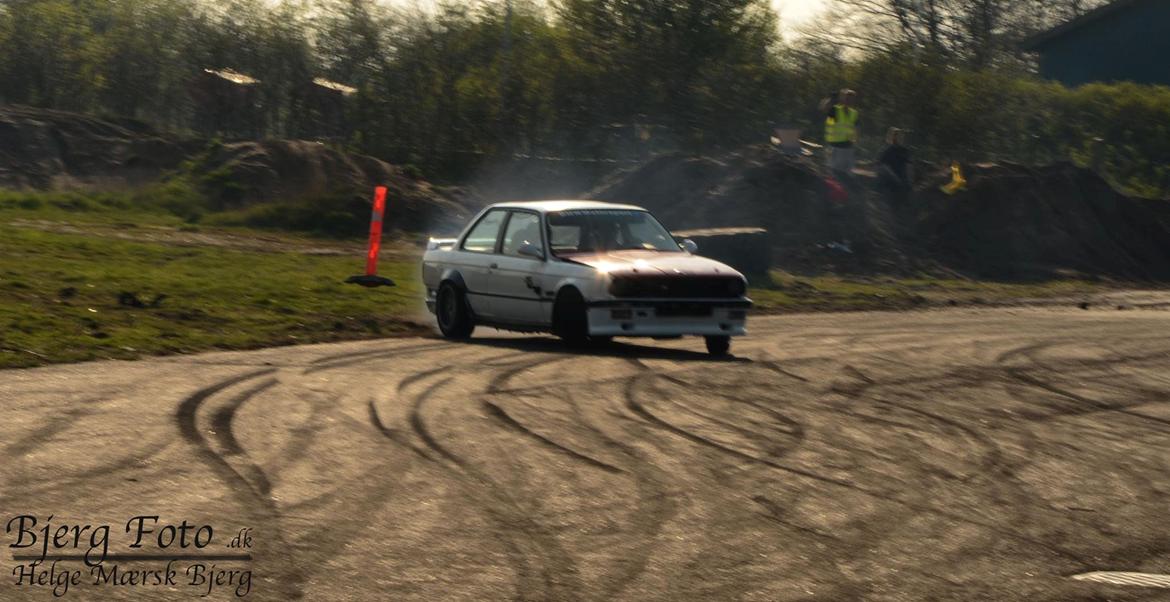 BMW E30 335i DRIFTER /// M-TECH - Læg mærke til at keglen flyver en meter over jorden :D hehe billede 4