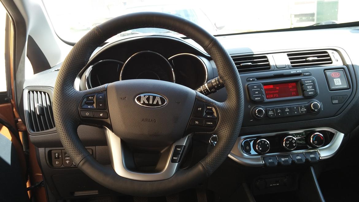 Kia Rio 1,2 Active - Sy-selv læderrat er her kommet på. Det føles rigtig lækkert billede 10
