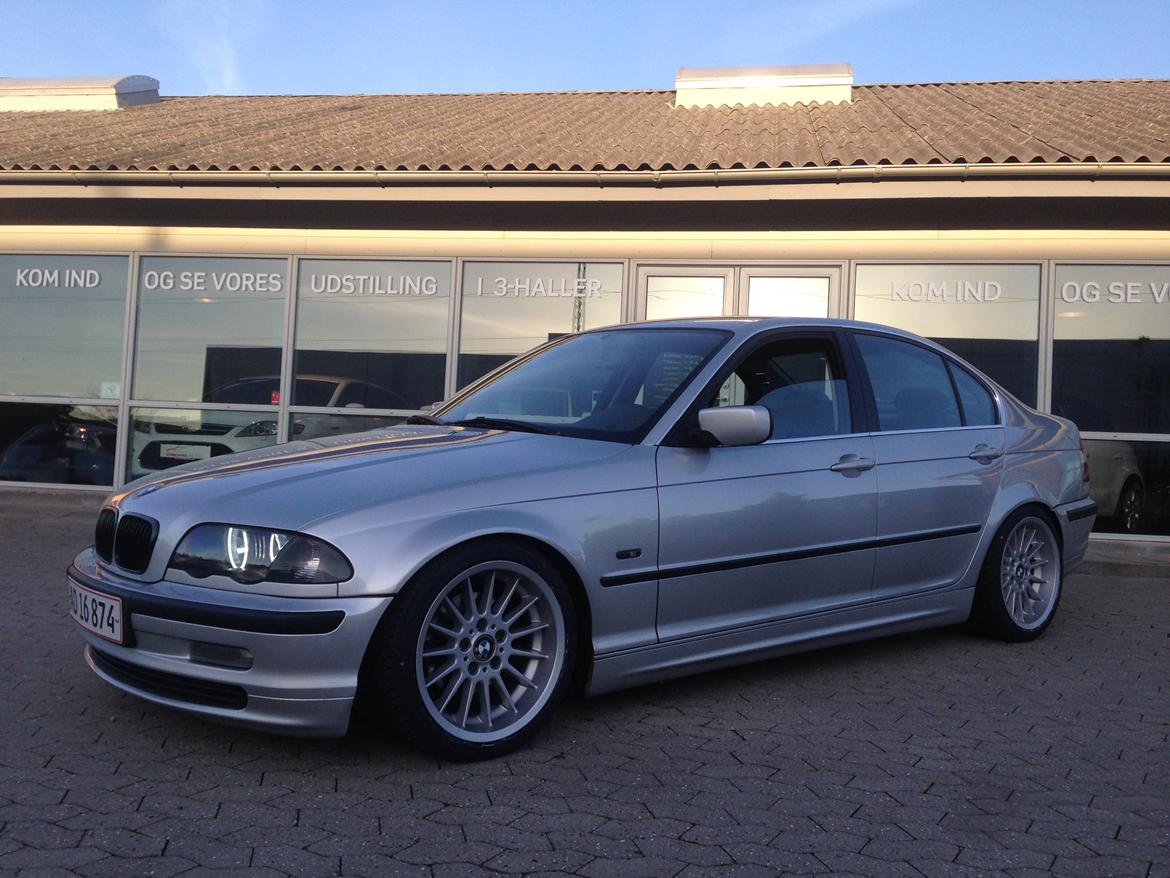 BMW 320i billede 2