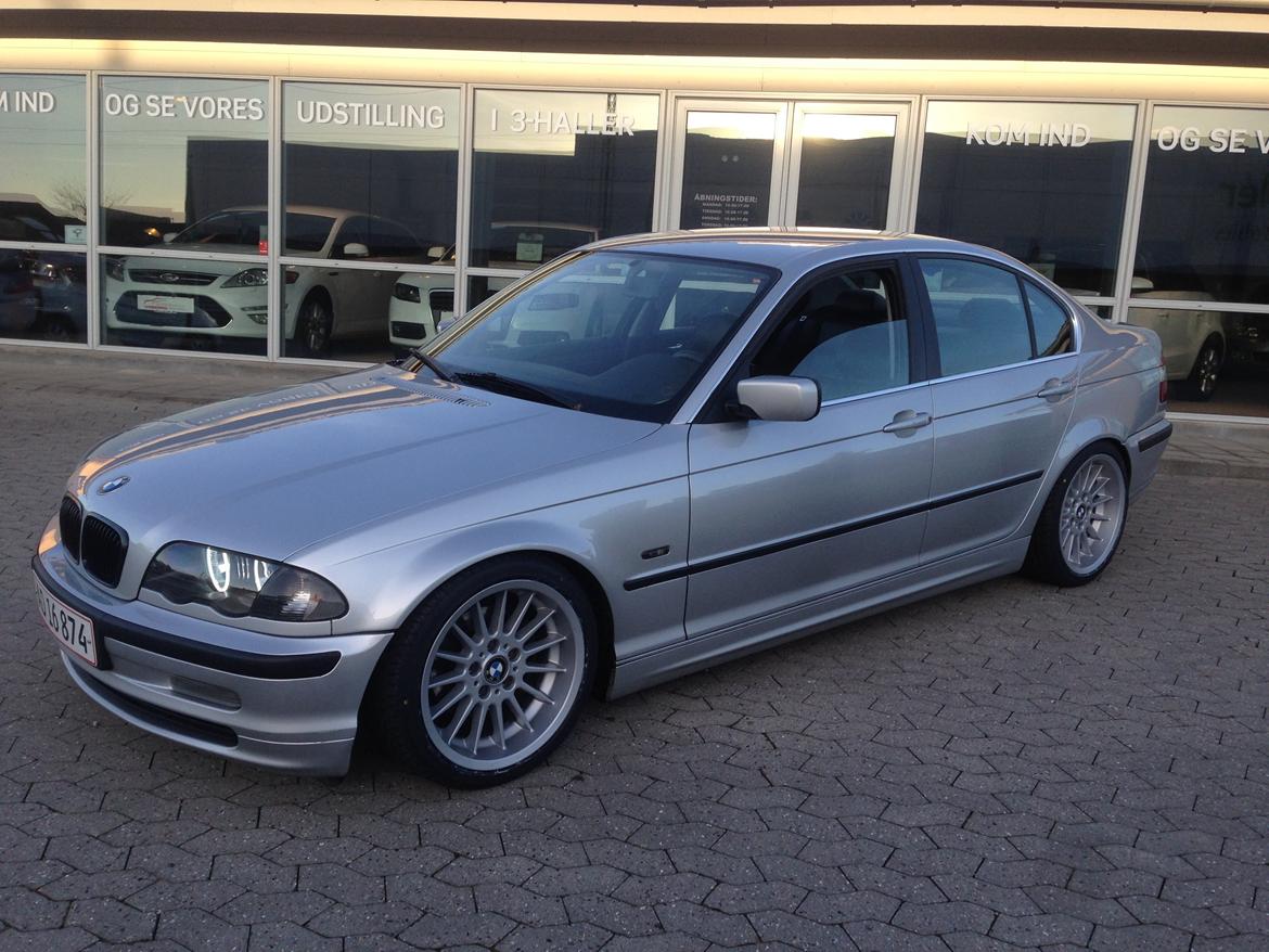 BMW 320i billede 1