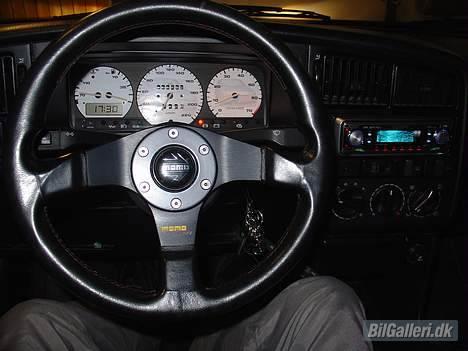 VW Passat 35i GT "SOLGT" - Hvide skiver, Momo rat og Pioneer HU det er noget der spiller mangler lige at få tilsluttet A/C´en men det kommer, har jo snart 14 dages juleferie he he! billede 11