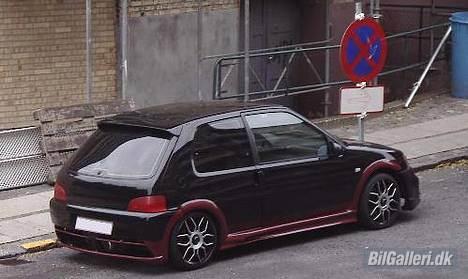 Peugeot 106 XS 1,6 SOLGT - Lige et nyt billede af bilen ;D.... Fælge er kommet på langt om længe ;) Røde baglygter skyldes syn ;D billede 3