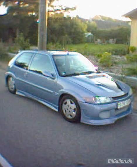 Citroën Saxo 142HK - Billede af MIN saxo uden foran mit hus. mens den stadig levede. billede 13