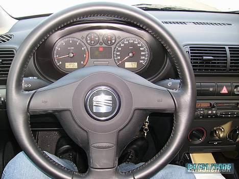 Seat Leon Sport 1,8 20V *SOLGT - Ser måske ikke så fedt ud med de synlige syninger i læderet, men det er et pissefedt rat, det bedste jeg til dato har haft i hænderne!! billede 9