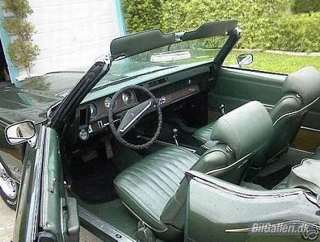 Oldsmobile Cutlass  - Grøn bil med grønt indtræk. Kan det næsten bliver mere 70er stil. billede 2