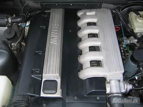 BMW 325 TDS Van *SOLGT* - Pænt og rent motorrum.. Selv efter en del km! billede 10