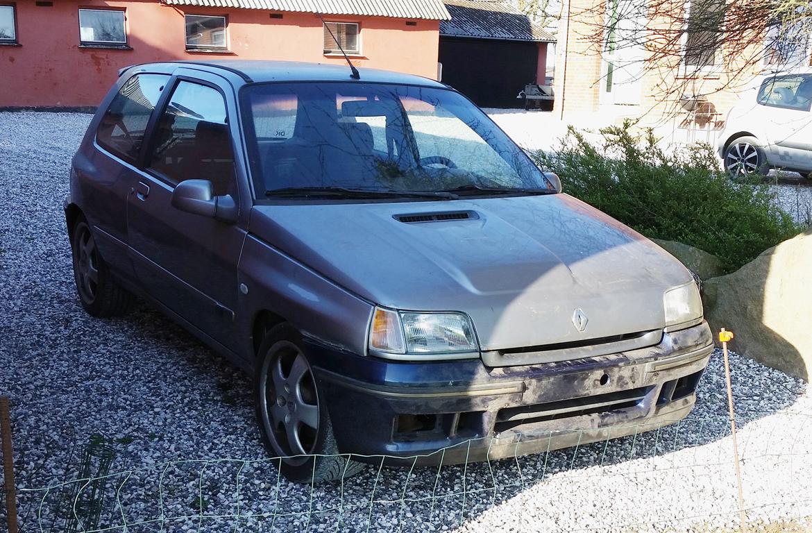 Renault Clio 1.8 16v (2.0 F7R med åbne spjældhuse) - Så kom dyret ud af garagen efter et par års stilstand. -Nu med originale kofangere :D billede 13