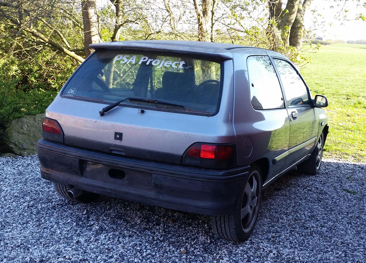 Renault Clio 1.8 16v (2.0 F7R med åbne spjældhuse) - Så kom dyret ud af garagen efter et par års stilstand. -Nu med originale kofangere :D billede 12