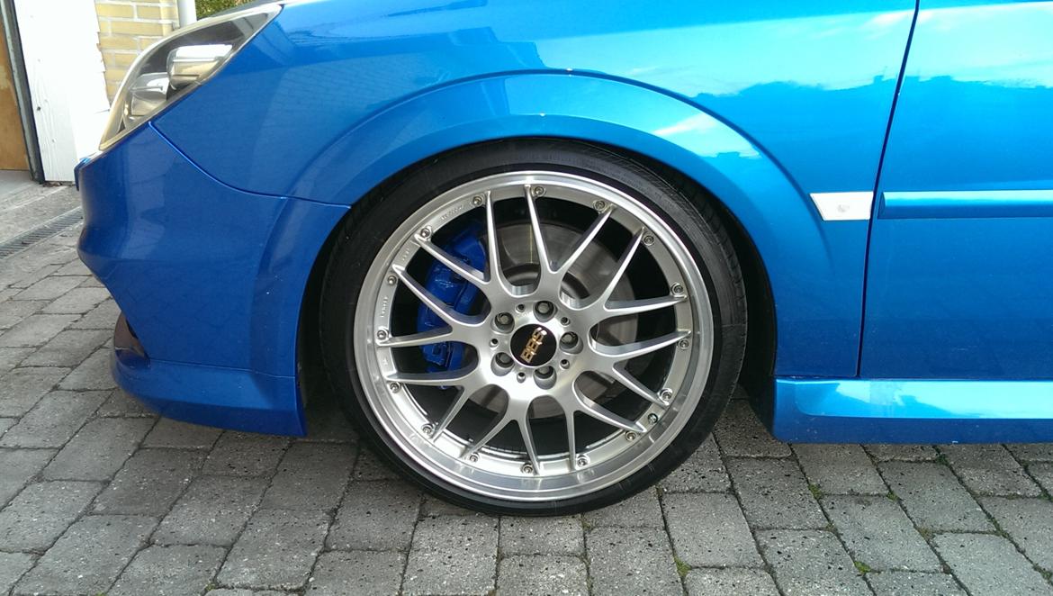 Opel Vectra C OPC Caravan - 225/35R20 foran og nymalede OPC calipere. billede 36