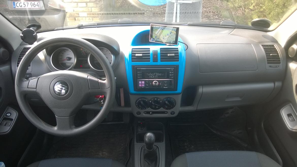 Suzuki Ignis 1,5 VVT SE - GPS beslag fastmonteret og ledning skjult. billede 12