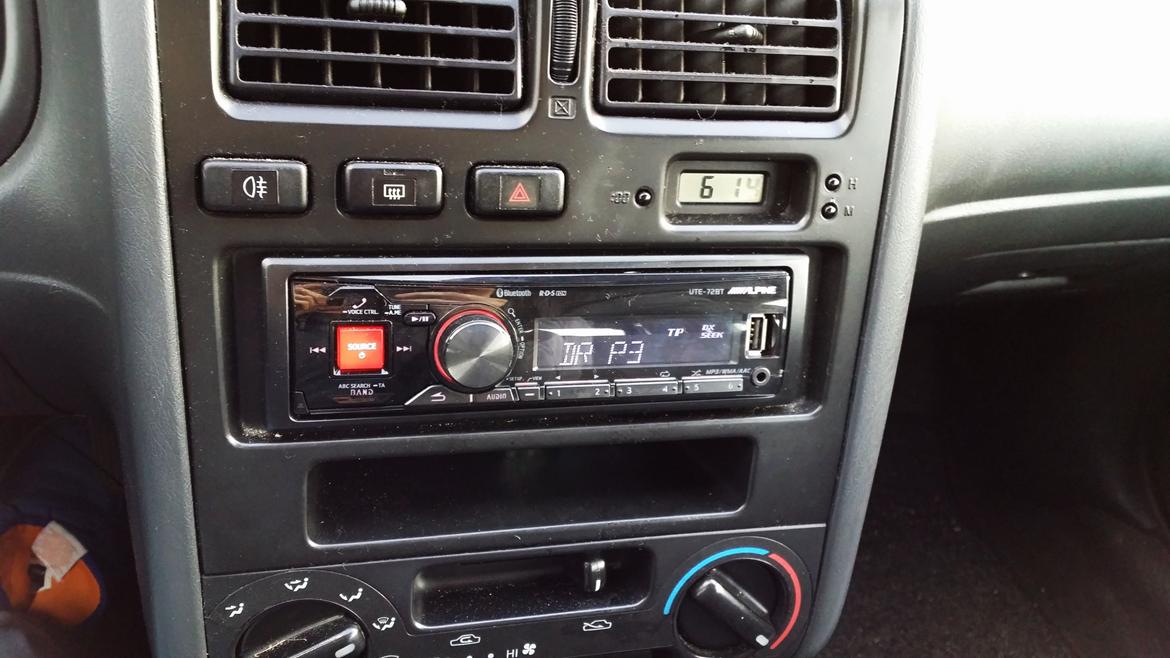 Toyota Carina E 1.6 16V L/B (Skrottet) billede 12