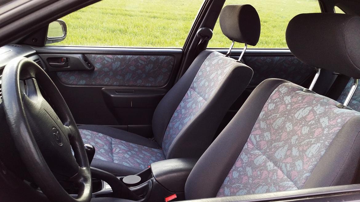 Toyota Carina E 1.6 16V L/B (Skrottet) billede 13