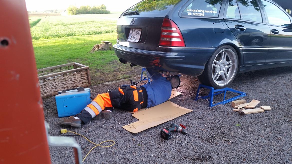 Mercedes Benz C270 - Så skal der laves udstødning billede 27