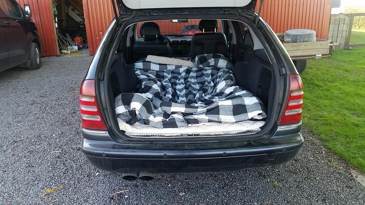 Mercedes Benz C270 - Bilen kan også bruges, når man skal overnatte. billede 29