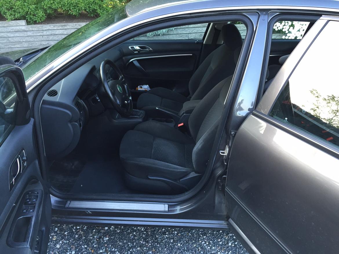 Skoda SuperB 1.9 tdi 130hk - godt med plads, og en fejlfri kabine, skal lige ha renset sæderne. billede 8