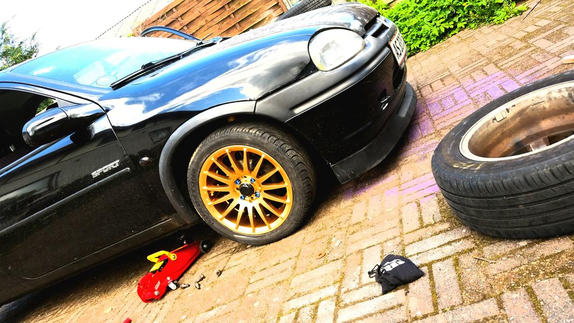 Opel Corsa B 1.4i 8v sport - nylakeret fælge. synes sku de er fede til bilen 😉 billede 1