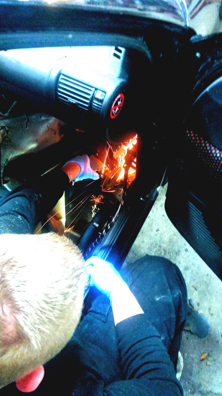 Opel Corsa B 1.4i 8v sport - så blir der svejst. væk med rusthuler. på med ny metal 😉 billede 3