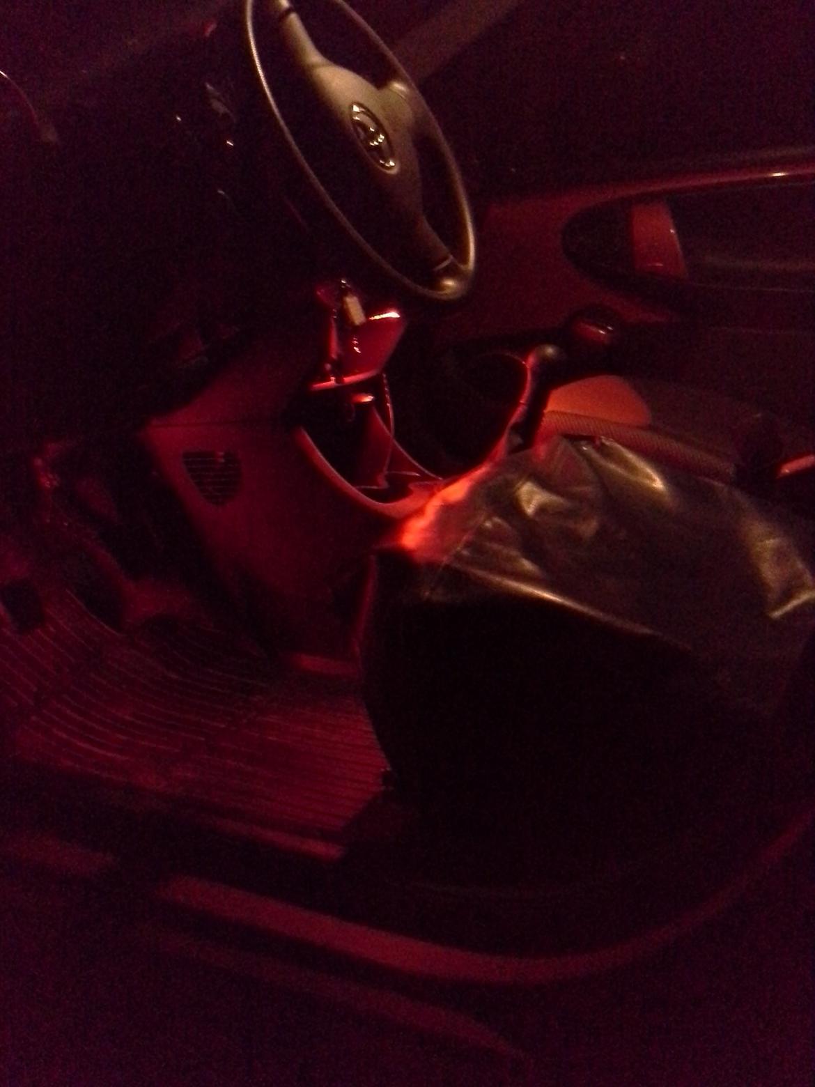 Toyota Aygo T2 Air Spice Edition - LED smd diodebånd fra Matronics.dk ved fødderne samt midterkonsol ved kopholderne billede 14