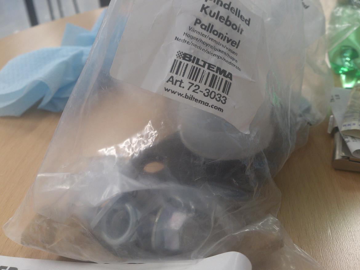 Volvo 944 Turbo - To bærekugler af 129 kr stykket, jeg så ikke fik brug for alligevel :) billede 17