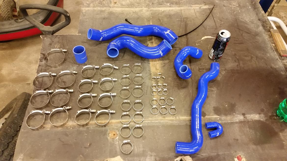 Saab 900 S 2,0 16V Turbo - Nye tryk og kølerslanger og nye spændebånd til det meste af motorrummet. billede 12