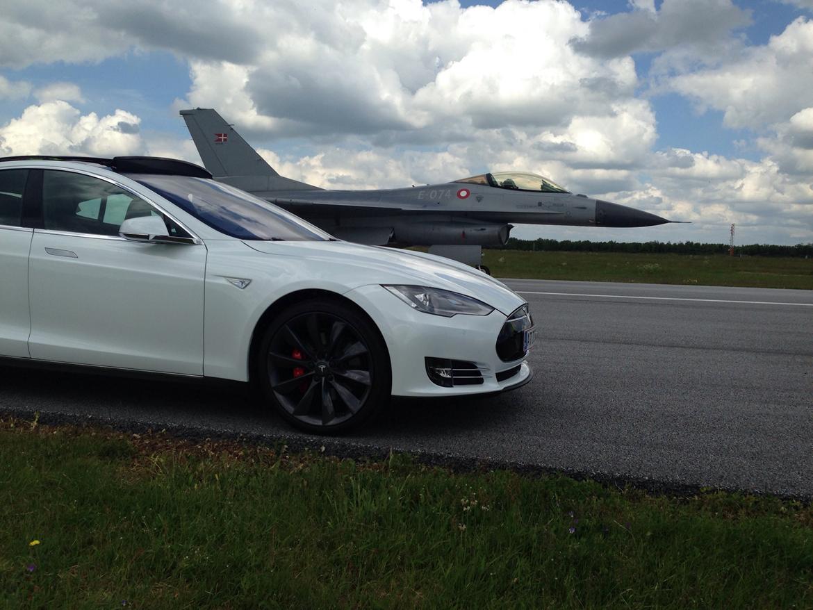 Tesla Model S P85D - Til optagelser på Skrydstrup lufthavn. F-16 Vs Porsche 911 CUP og lidt Bugatti Veyron. billede 2