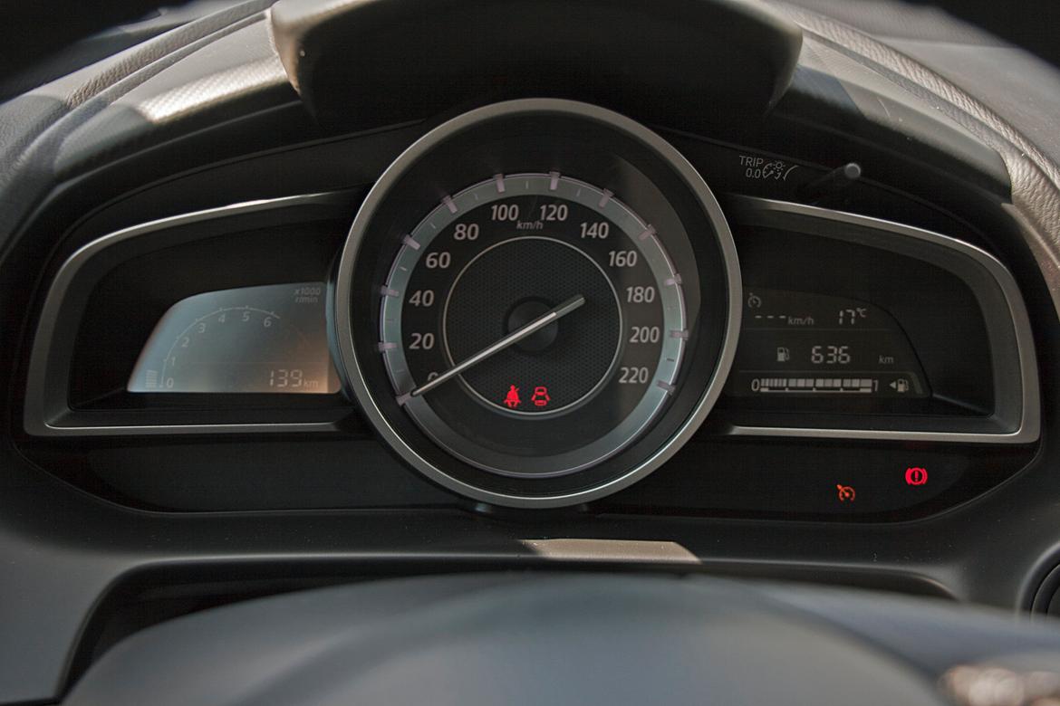 Mazda 2 Vision Edition - Urene er nemme at aflæse, og er desuden milde vej øjnene, når man kører i sent om aftenen :) billede 10