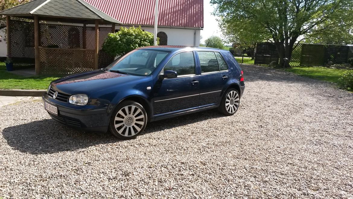 VW Golf 4  - Golfen før den fik en omgang med plastik folie billede 1