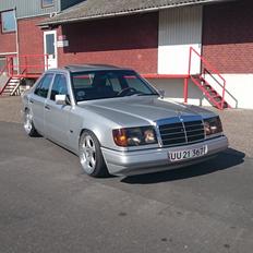 Mercedes Benz w124 250D Low Ride