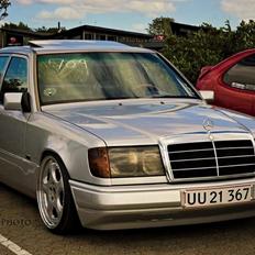 Mercedes Benz w124 250D Low Ride