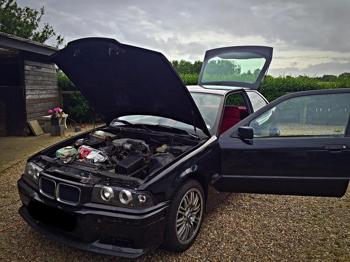 BMW 3' Serie - E36 316i Compact coupé - Rengøring af hele bilen, samt tilpasning af forlygterne. (tidligere ejer havde fusket lidt med beslagende så de sad lidt løse) billede 6