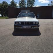 BMW E30 320i