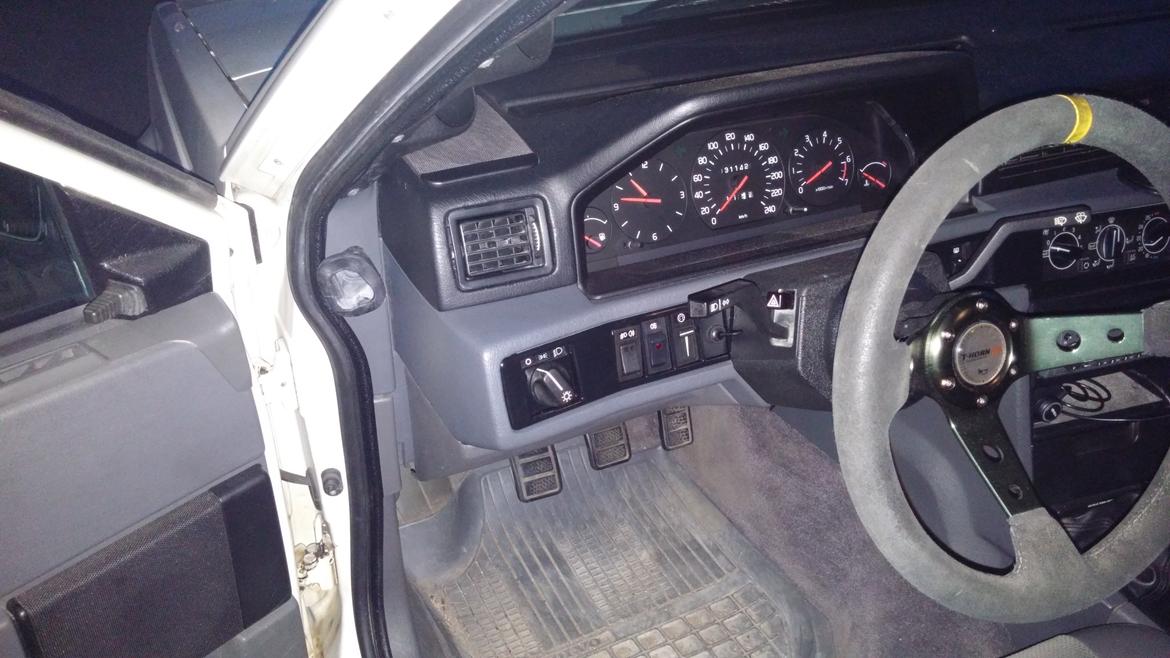 Volvo 940 turbo - Interiør med det malede dash. Desværre er ikke alle ur sat i podguage i døren. Der mangler Innovate AFR og Innovate MTX-D Olie temp/tryk ur. Bliver installeret meget snart. billede 10