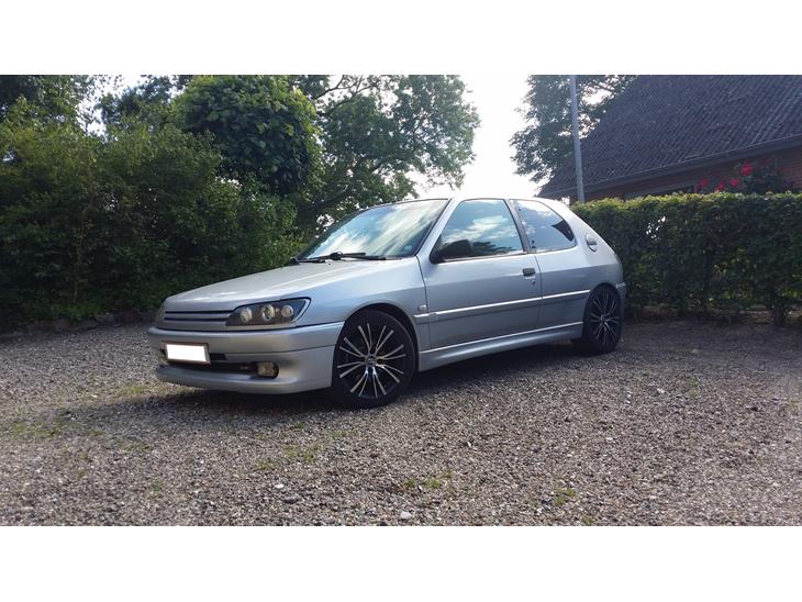 {{currentPhoto.altText}} billede {{currentPhoto.number}}