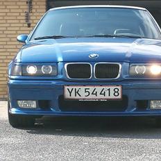 BMW 323i 