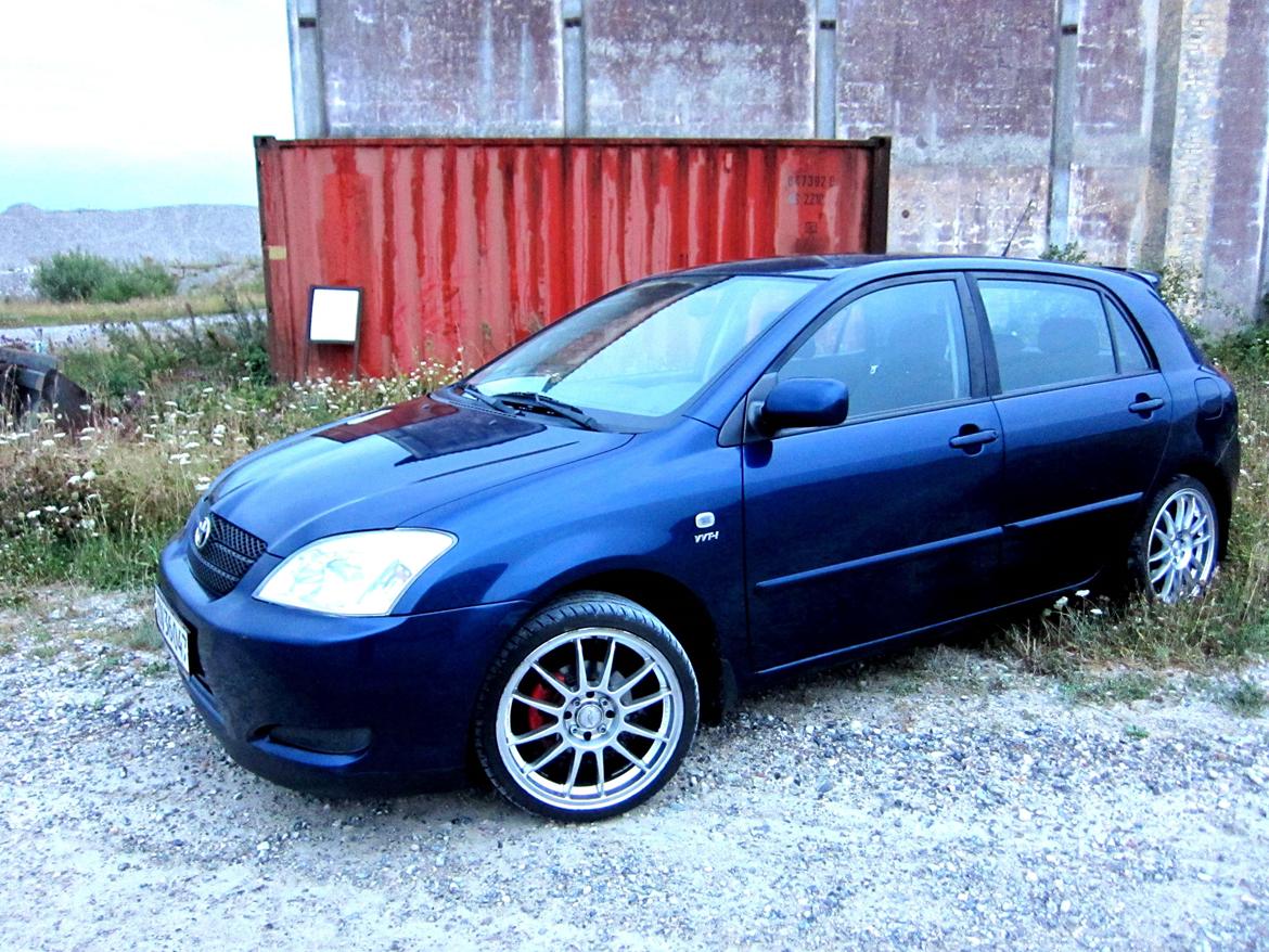 Toyota Corolla E12 1,6 VVT-i  - Sådan står damen nu :) billede 1