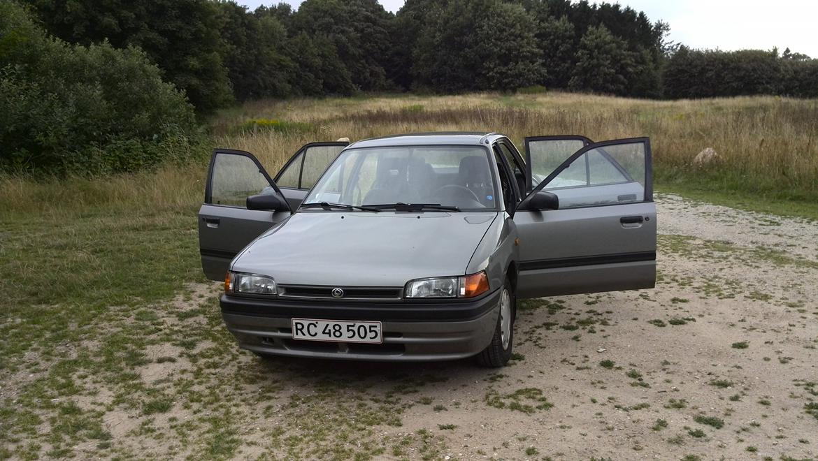 Mazda 323 Spring Sedan billede 1