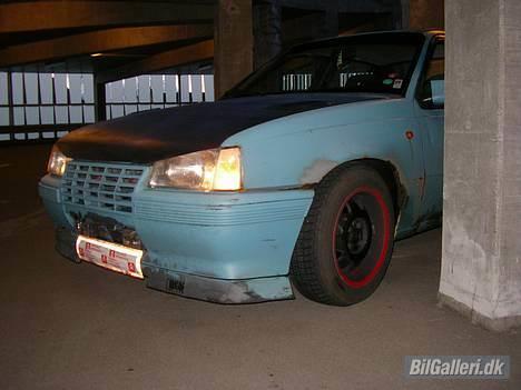 Opel kadett sedan  - snigende omkring et hjørne i P kælderen billede 1