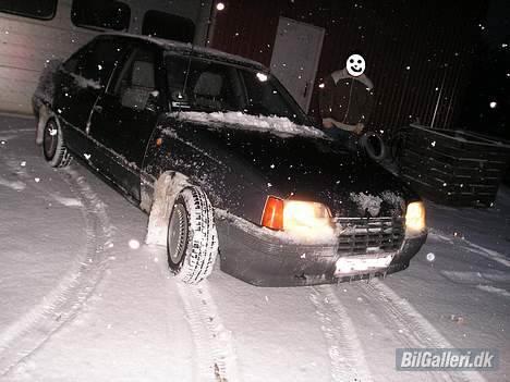 Opel Kadett Sedan "Kælken" - Lidt sne skal der til... det er jo ikke en vinterbil for ingenting, billede 2