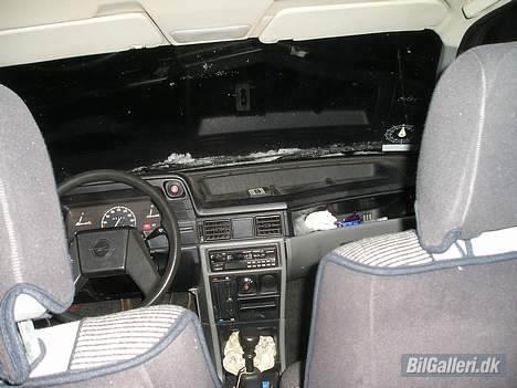 Opel Kadett Sedan "Kælken" - Billede fra bagsædet af bilen. billede 5