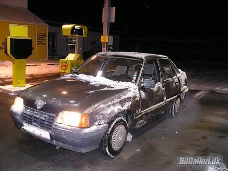 Opel Kadett Sedan "Kælken" - Den var sq blevet tørstig, så måtte den jo lige have lidt saft. billede 8