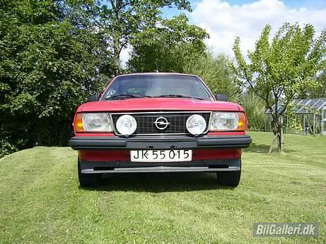 Opel Ascona B Solgt - ja den ser lidt godt ud forfra med hella lygterne og frontspoileren billede 1